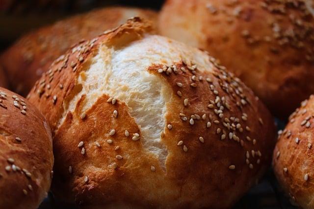 Důležité kroky při pečení domácích bezlepkových housky
