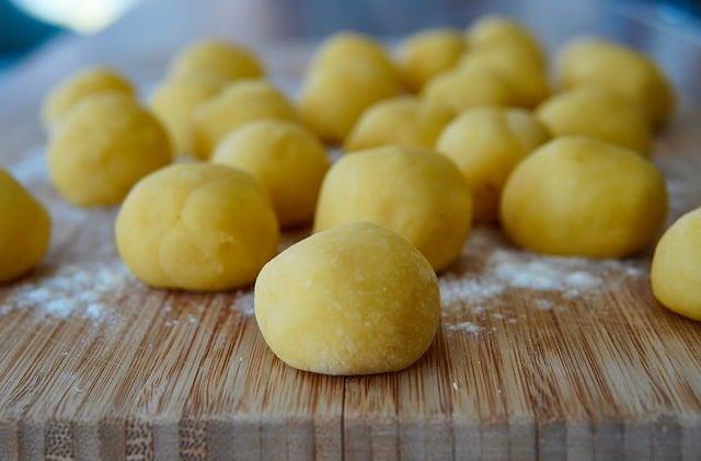 Které přísady lze přidat do bramborového knedlíku pro vylepšení chuti?